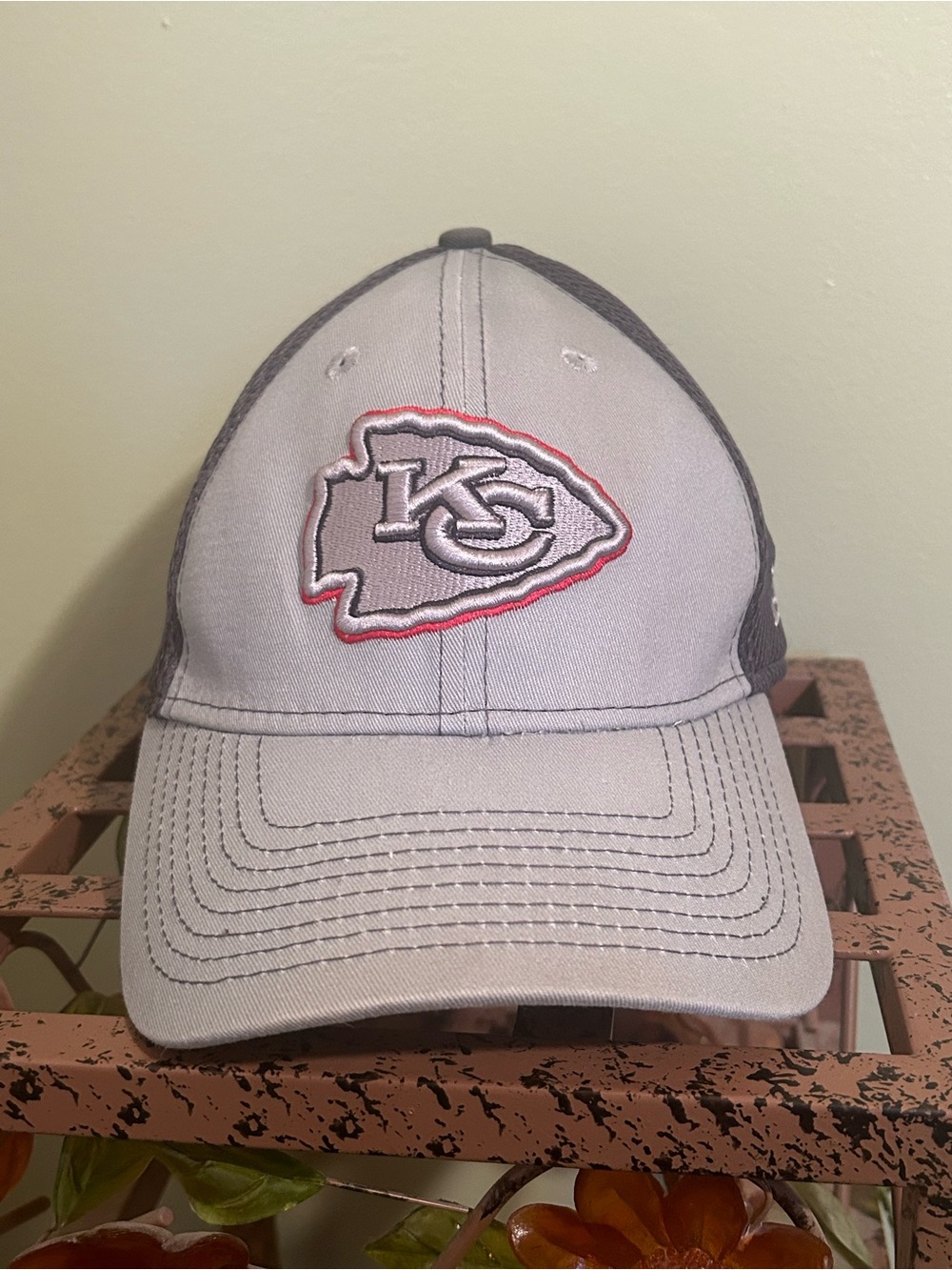 New Era Kansas City Chiefs 39THIRTY Flex Fit Hat Gray Mesh Neo Cap Size S/M